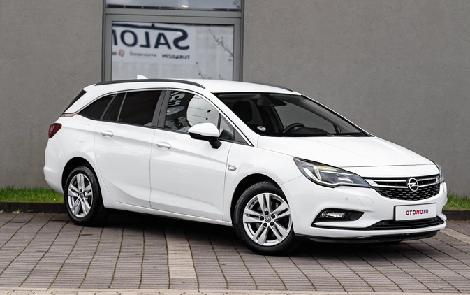 Opel Astra cena 39900 przebieg: 182000, rok produkcji 2017 z Radom małe 704